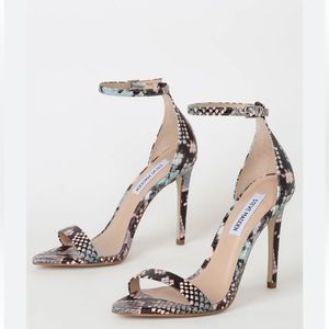 Steve Madden sane ankle strap sandal in snakeskin. Size 7. Perfect condition